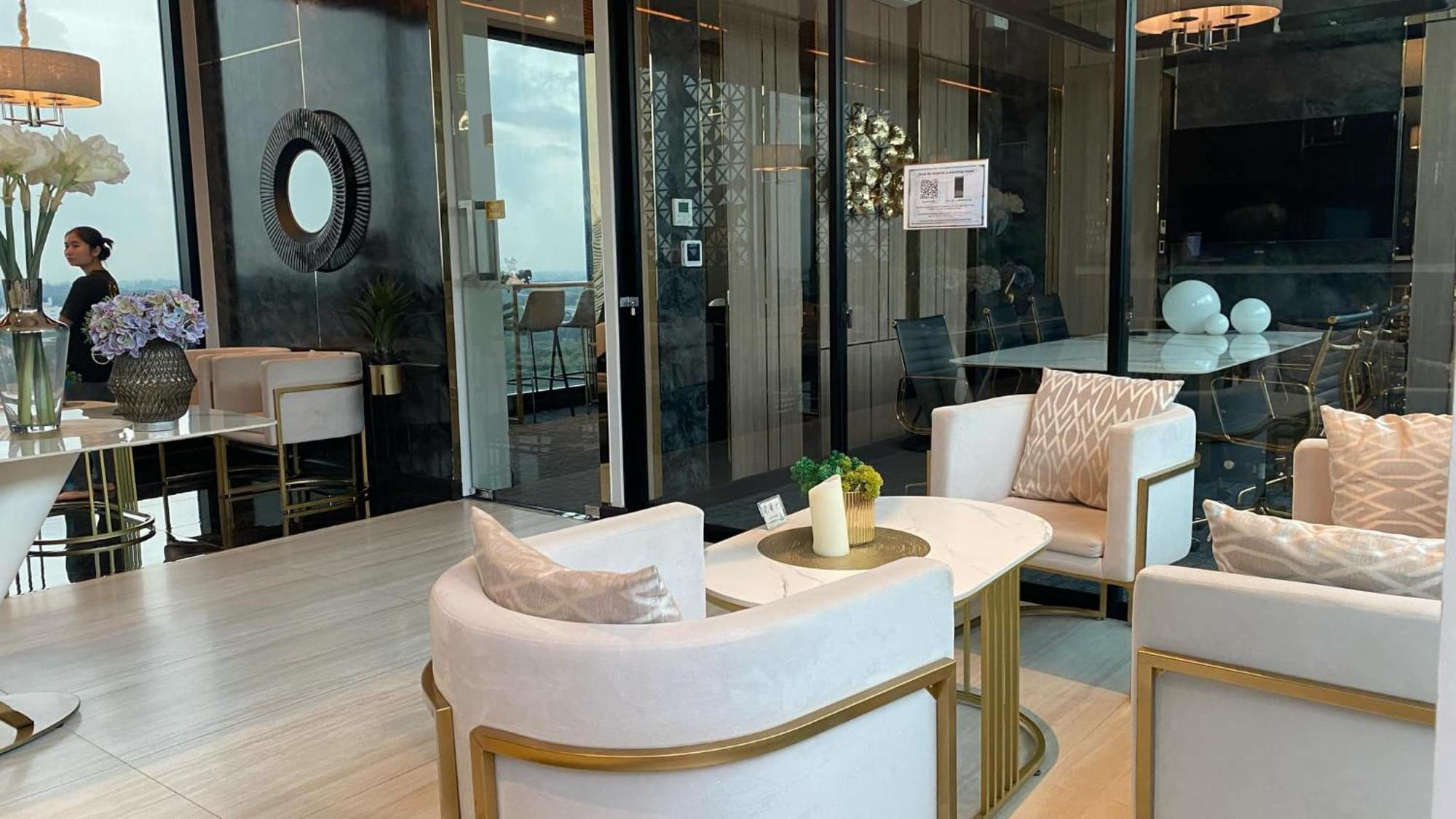 The Astra Sky River Luxury Condo,the Largest Pool * Chiang Mai
